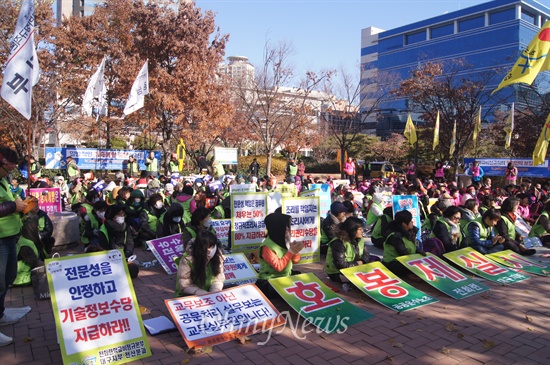 전회련 학교비정규직 대구지부는 지난해 12월 6일 오전 대구시교육청 앞에서 파업결의대회를 갖고 하루 파업에 돌입했다.
