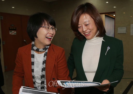 진선미 민주당 의원(오른쪽)은 박영선 보좌관에 대해 친자매 못지않은 신뢰와 환상의 호흡을 자랑했다.