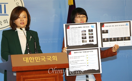 진선미 민주당 의원과 박영선 보좌관이 6일 오후 서울 여의도 국회 정론관에서 기자회견을 열고 국정원의 대선개입 트위터 게시글 재판 관련 기자회견을 하고 있다.