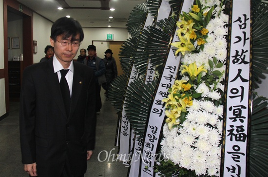  밀양 송전탑 반대 농성에 참여했다가 지난 2일 밤 자신의 집에서 음독 자살을 기도했다가 병원에서 치료를 받던 중 6일 새벽 사망한 고 유한숙(74. 고정리)씨의 빈소가 밀양 영남종합병원 농협장례식장에 마련된 가운데, 민주당 조경태 국회의원이 조문하기 위해 이날 저녁 빈소를 찾아와 들어서고 있다.