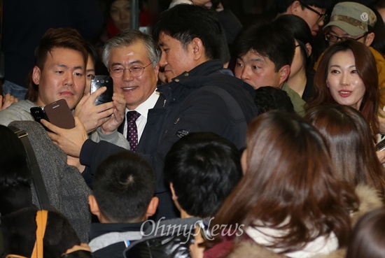문재인 민주당 의원이 6일 오후 서울 마포구 한 카페에서 열린 팟캐스트 '최고탁탁' 공개녹화 <응답하라 문재인>에 출연한 뒤 참석자들에게 둘러싸여 사진을 찍고 있다.