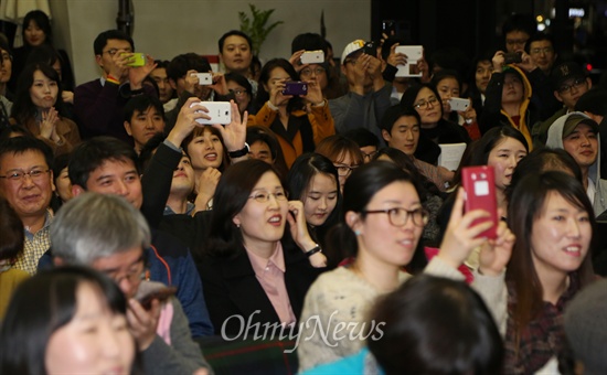 문재인 민주당 의원이 6일 오후 서울 마포구 한 카페에서 열린 팟캐스트 '최고탁탁' 공개녹화 <응답하라 문재인>에 출연하자, 참석자들이 스마트폰을 꺼내 문 의원을 찍고 있다.