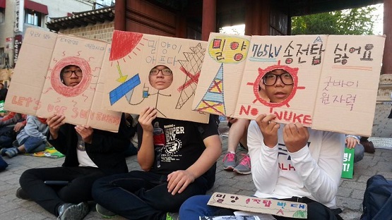 이날 서울 숭문중학교 환경반 학생들은 직접 편곡한 노래 'save the energy'를 선보였다. (사진은 지난 여름 탈핵 퍼포먼스에 참여한 학생들 모습)
