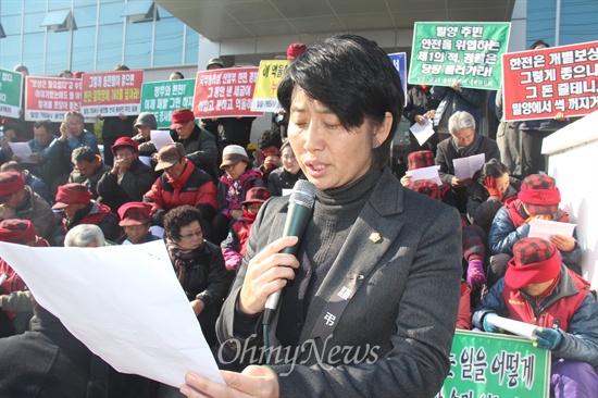  밀양 송전탑 공사 반대 농성에 참여했다가 음독 자살했던 주민 유한숙(74)씨의 빈소가 밀양 영남병원 농협장례식장에 차려진 가운데, 7일 오전 밀양765kV송전탑반대대책위와 송전탑 경과지 주민들이 병원 정문 앞에서 연 기자회견에서 문정선 밀양시의원이 눈물을 흘리며 회견문을 읽고 있다.