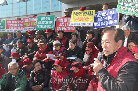  밀양 송전탑 공사 반대 농성에 참여했다가 음독 자살했던 주민 유한숙(74)씨의 빈소가 밀양 영남병원 농협장례식장에 차려진 가운데, 7일 오전 밀양765kV송전탑반대대책위와 송전탑 경과지 주민들이 병원 정문 앞에서 연 기자회견에서 밀양시 산외면 보라마을 이종숙 이장이 발언하고 있다.