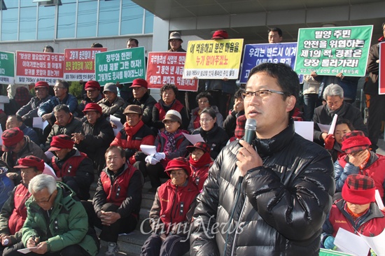  밀양 송전탑 공사 반대 농성에 참여했다가 음독 자살했던 주민 유한숙(74) 할아버지의 빈소가 밀양 영남병원 농협장례식장에 차려진 가운데, 7일 오전 밀양765kV송전탑반대대책위와 송전탑 경과지 주민들이 병원 정문 앞에서 연 기자회견에서 대책위 공동대표인 김준한 신부가 발언하고 있다.