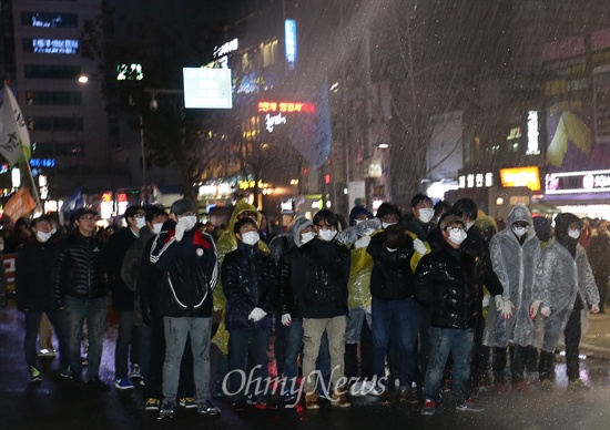 7일 오후 서울 종로구 종로3가에서 비상시국대회에 참가한 학생들이 경찰이 발사한 물대포를 맞고 있다.
