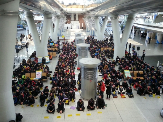 공공운수노조 인천공항지부는 오전 10시에 인천공항 교통센터에서 무기한 파업 출정식을 진행했다. 현재 전체 조합원 1900여명 중 공항 필수유지 인원을 제외한 500여명이 파업에 참가하고 있다,
