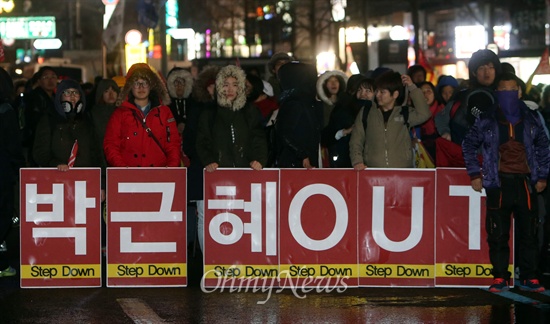 비상시국대회 참가한 학생 '박근혜 OUT' 비상시국대회 참가한 학생과 시민들이 7일 오후 서울 종로구 종로3가에서 도로를 점거한 채, 박근혜 대통령의 퇴진을 요구하고 있다.
