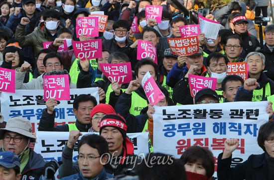 해직공무원 복직 요구하는 공무원노조대책위 공무원노조대책위 회원들이 7일 오후 서울 중구 서울역 광장에서 열린 '관권부정선거·공약파기·민생파탄·공안탄압 박근혜 정부 규탄 비상시국대회'에 참석해 해직공무원들의 복직을 요구하고 있다.