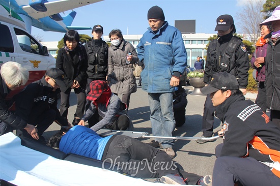  8일 오후 밀양 송전탑 반대 주민들이 음독 자살한 밀양 송전탑 공사 반대 주민 유한숙 할아버지의 분향소를 밀양시청 정문 앞에 설치하기 위해 나서자 경찰이 막아서면서 충돌이 벌어졌는데, 주민 김남희(40)씨가 넘어진 뒤 119응급차를 통해 병원에 후송되고 있다.