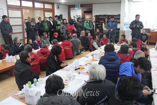  밀양 송전탑 공사에 반대하다 음독자살한 고 유한숙(74) 할아버지의 빈소인 8일 밀양 영남병원 농협장례식장에 많은 주민들이 조문을 와 걱정하며 이야기를 나누고 있다.