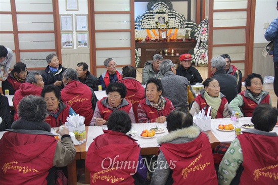  밀양 송전탑 공사에 반대하다 음독자살한 고 유한숙(74) 할아버지의 빈소인 8일 밀양 영남병원 농협장례식장에 많은 주민들이 조문을 와 걱정하며 이야기를 나누고 있다.