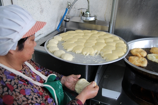 윤풍애(70)할머니가 못난이빵을 만들고 있다.