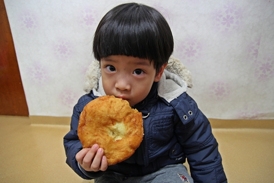 예쁜 어린이가 못난이빵을 맛있게 먹고 있다. 

