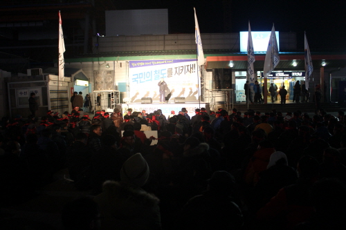 8일 저녁 8시, 익산역 앞에서 전북지역 철도노조 조합원들이 파업전야 비상총회를 열고 철도민영화를 추진하는 박근혜 정부에 대한 비판의 목소리를 높혔다. 