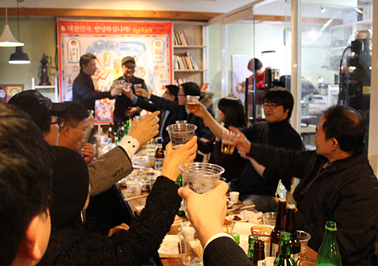 지난 11월 26일 만평 <장도리>의 오랜 팬들과 함께 한 출판기념회에서, 박순찬 화백과 참석자들이 축배를 들고 있다.