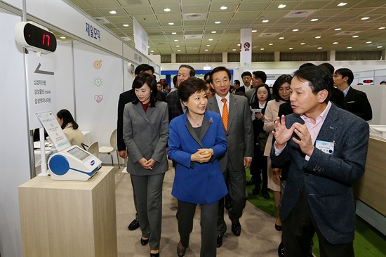 2013년 11월 26일 열린 시간선택제 일자리 채용박람회에 참석한 박근혜 대통령