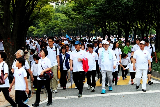 인천YMCA는 창립65주년을 맞아 회원과 인천시민 2,000여명이 참가한 가운데 걷기대회를 개최했다. 1982년 처음으로 개최했던 백만인걷기대회를 재현하는 의미로 행사를 실시했다.