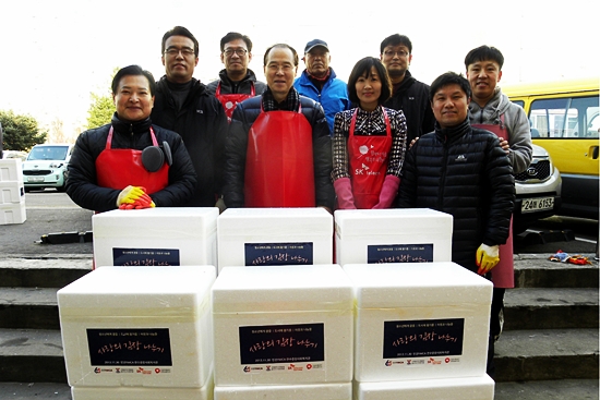 회원들이 참여한 가운데 사랑의 김장 나누기 행사를 열어 인천지역 독거노인에게 김장김치를 전달했다.