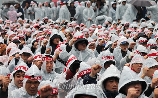 철도노조가 9일부터 파업에 돌입한 가운데 이날 오후 2부터 부산역 광장에 모인 2000여명의 철도노동자들이 영남권 철도노동자 총파업 출정식을 열었다. 