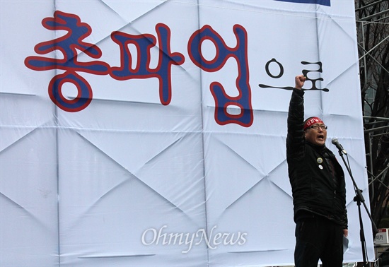  철도노조가 9일부터 파업에 돌입한 가운데 이날 오후 2부터 부산역 광장에 모인 2000여명의 철도노동자들이 영남권 철도노동자 총파업 출정식을 열었다. 출정식에서 이용석 철도노조 부산본부 쟁의대책본부장이 구호를 외치고 있다.  
