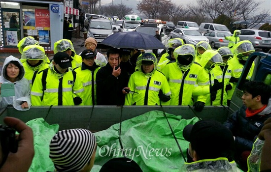  음독 사망한 밀양 송전탑 반대 주민 고 유한숙 할아버지의 시민 분향소가 밀양 영남루 맞은편 밀양교 옆에 설치되었는데, 9일 비가 내리는 속에 주민들이 파렛트를 갖다 놓으려고 했지만 경찰과 밀양시청 공무원들이 막았다. 