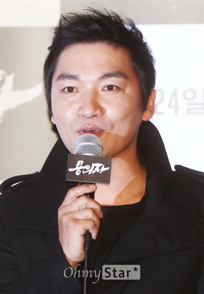 배우 조재윤이 9일 오후 서울 성동구 왕십리CGV에서 열린 영화<용의자> 시사회에서 영화에 대한 소감을 말하고 있다.