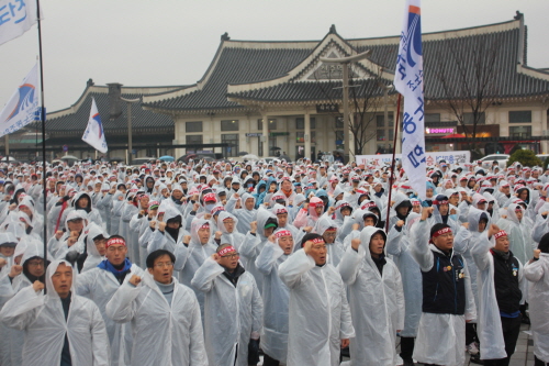  9일 전주역에서 열린 철도노조 호남지방본부 총파업 출정식에는 호남권 조합원과 연대단위 관계자 약 1,000여 명이 참석했다.