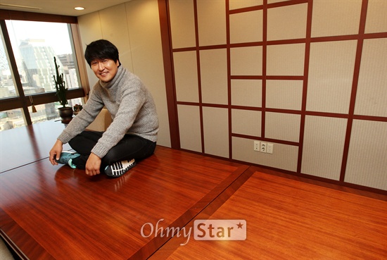   영화 <변호인>에서 세무변호사 송우석 역의 배우 송강호가 6일 오후 서울 태평로의 한 호텔에서 오마이스타와 인터뷰에 앞서 포즈를 취하고 있다.