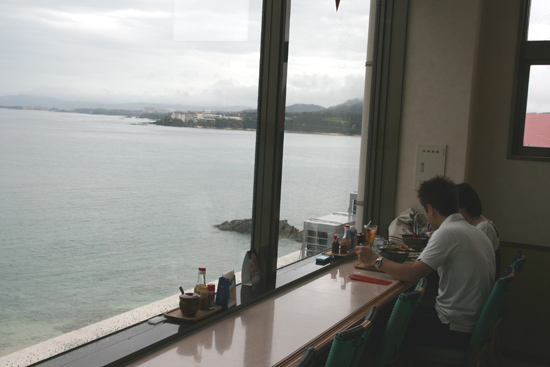 오키나와 바다를 바라보며 오키나와 정식을 즐길 수 있다.
