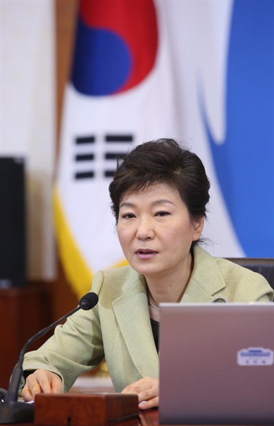 박근혜 대통령이 10일 청와대에서 열린 국무회의에서 모두발언을 하고 있다. 