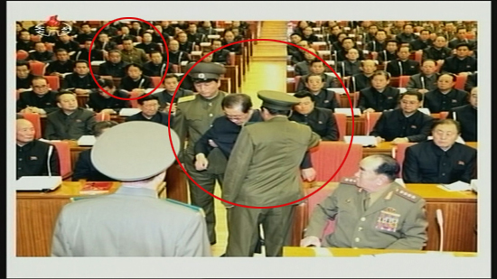 북한 조선중앙TV는 9일 장성택 국방위원회 부위원장이 노동당 정치국 확대회의에서 체포되는 모습을 공개했다.