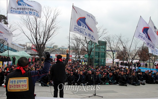 철도노조대전지방본부는 10일 오전 대전역 서광장에서 '수서발KTX 법인 설립 이사회 개최 규탄 결의대회'를 개최했다.
