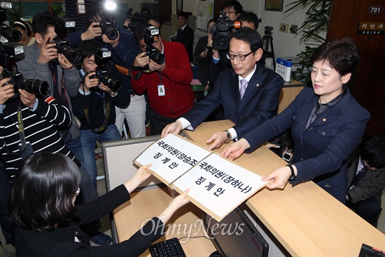 새누리당 김도읍·강은희 의원이 지난 10일 오후 국회 의안과에 민주당 양승조·장하나 의원에 대한 징계안을 제출하고 있다.