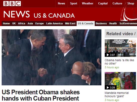 버락 오바마 미국 대통령과 라울 카스트로 쿠바 국가평의회 의장이 악수를 나누는 장면을 보여주는 BBC의 만델라 영결식 생중계 갈무리.  