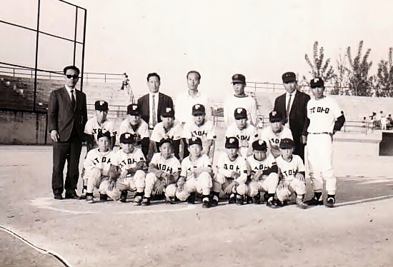  군산 중앙초등학교 야구부 선수들(뒷줄 맨 왼쪽이 김성한)
