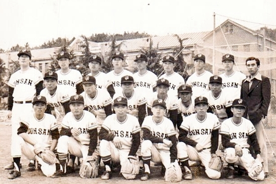  군산상고 야구부 단체사진(가운데 줄 맨 왼쪽이 김성한)
