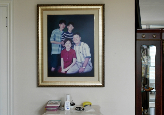  김성한 코치의 아파트 거실에 걸린 가족사진
