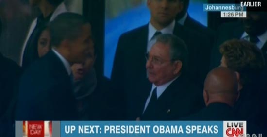 만델라 영결식에서 오바마 미국 대통령과 카스트로 쿠바 의장과의 악수를 중계하는 CNN방송 갈무리.
