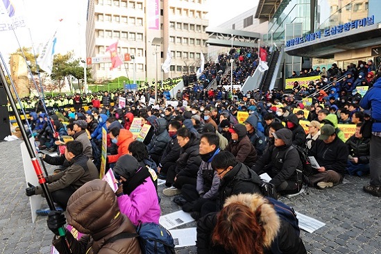 10일 오전, 철도공사 서울사옥에서 수서발KTX 이사회가 열린다는 소식이 알려지자 철도노조 조합원들과 시민들이 항의집회를 하고 있는 모습
