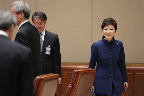 박근혜 대통령이 지난 9일 열린 대통령 주재 수석비서관회의에 들어서고 있다. 