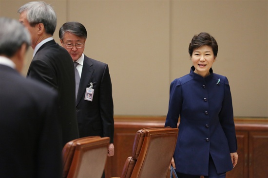  박근혜 대통령이 지난 9일 열린 대통령 주재 수석비서관회의에 들어서고 있다. 