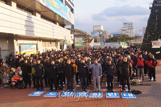 철도노조 부산본부 대구지부는 파업 3인째인 11일 오후 동대구역 광장에서 투쟁결의대회를 갖고 민영화를 끝까지 막아내겠다는 결의를 다졌다.