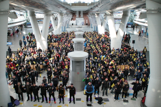 공공운수노조 인천공항지부는 파업 닷새 째인 11일 오전, 여객터미널 교통센터에서 3차 파업집회를 열어 근속수당과 명절수당 도입, 고용보장 등을 촉구했다.
