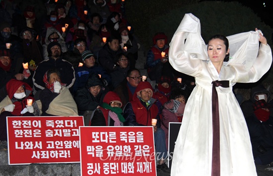  음독 자살한 밀양 송전탑 공사 반대 주민 고 유한숙(74) 할아버지를 기리는 '제1회 추모제'가 11일 저녁 밀양 영남루 계단에서 주민 등 300여명이 모인 가운데 열렸다. 사진은 '살풀이' 공연 모습.