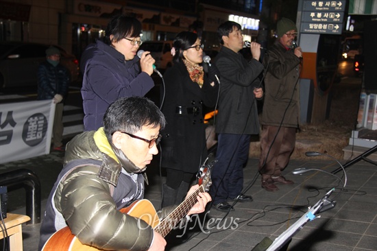  음독 자살한 밀양 송전탑 공사 반대 주민 고 유한숙(74) 할아버지를 기리는 '제1회 추모제'가 11일 저녁 밀양 영남루 계단에서 주민 등 300여명이 모인 가운데 열렸다. 사진은 밀양 노래패 '통'이 추모곡을 부르는 모습.