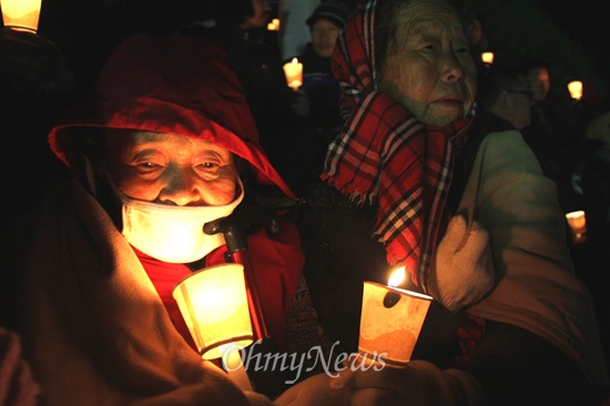 음독 자살한 밀양 송전탑 공사 반대 주민 고 유한숙(74) 할아버지를 기리는 '제1회 추모제'가 11일 저녁 밀양 영남루 계단에서 열렸는데, 주민들이 촛불을 들고 앉아 있다.