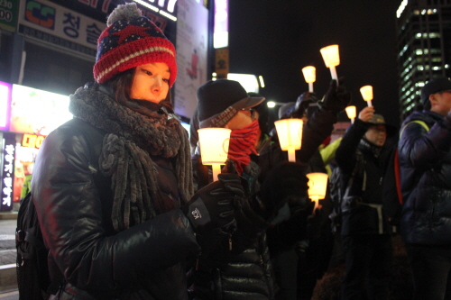 10일 전주시 종합경기장 사거리에서 열린 KTX 민영화 저지 촛불문화제에서 한 철도노동자가 촛불을 유심히 바라보고 있다. 