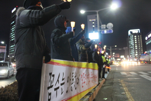 10일 저녁 전주 종합경기장 사거리에서 열린 촛불 문화제에서 철도노동자들이 철도 민영화 반대를 외치며 촛불을 들었다. 